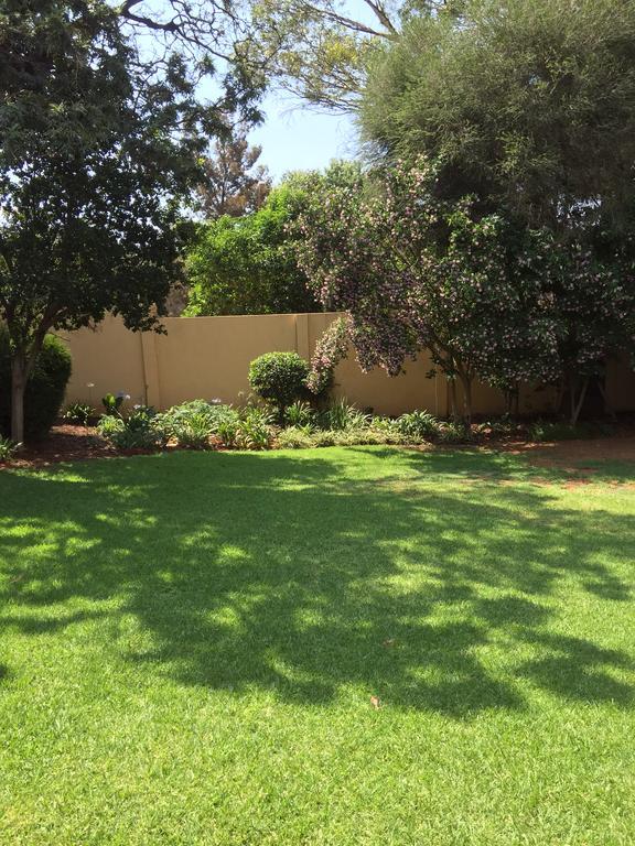 Khuvena Guesthouse Randburg Esterno foto