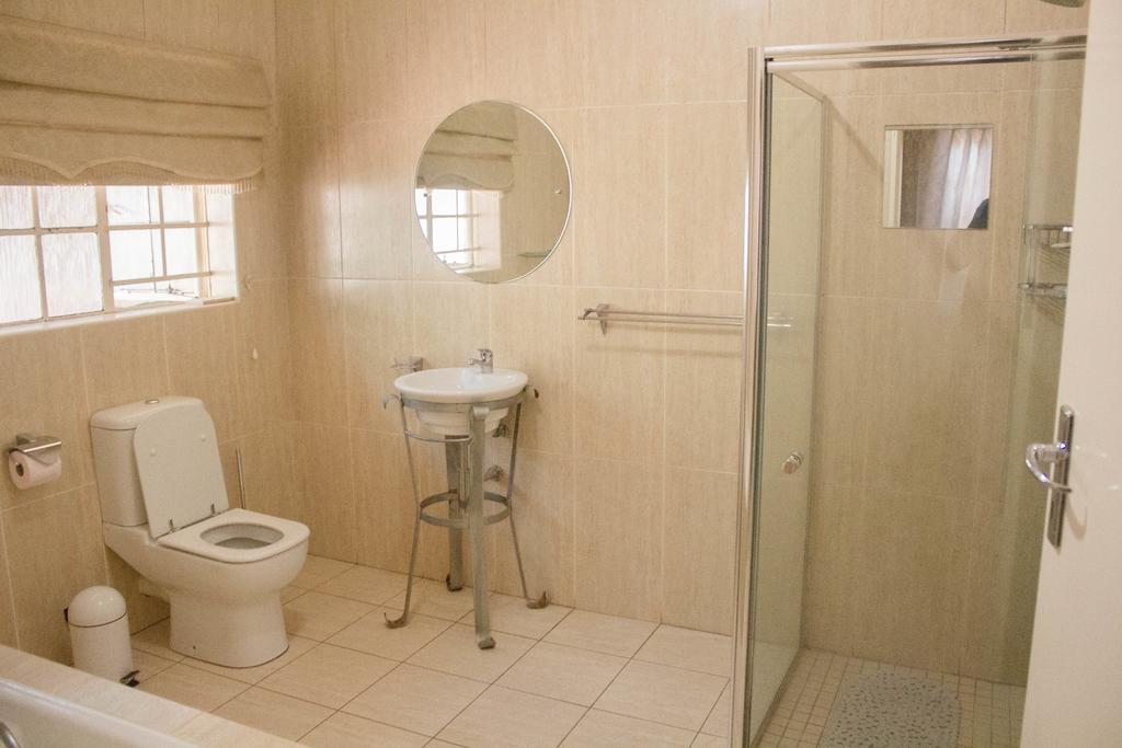 Khuvena Guesthouse Randburg Esterno foto
