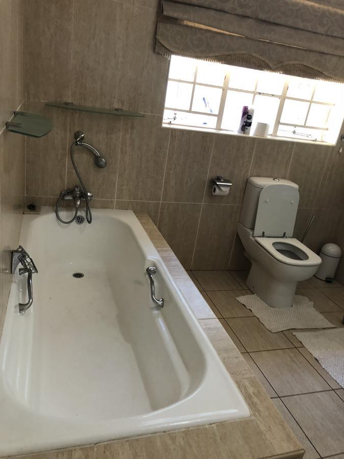 Khuvena Guesthouse Randburg Esterno foto