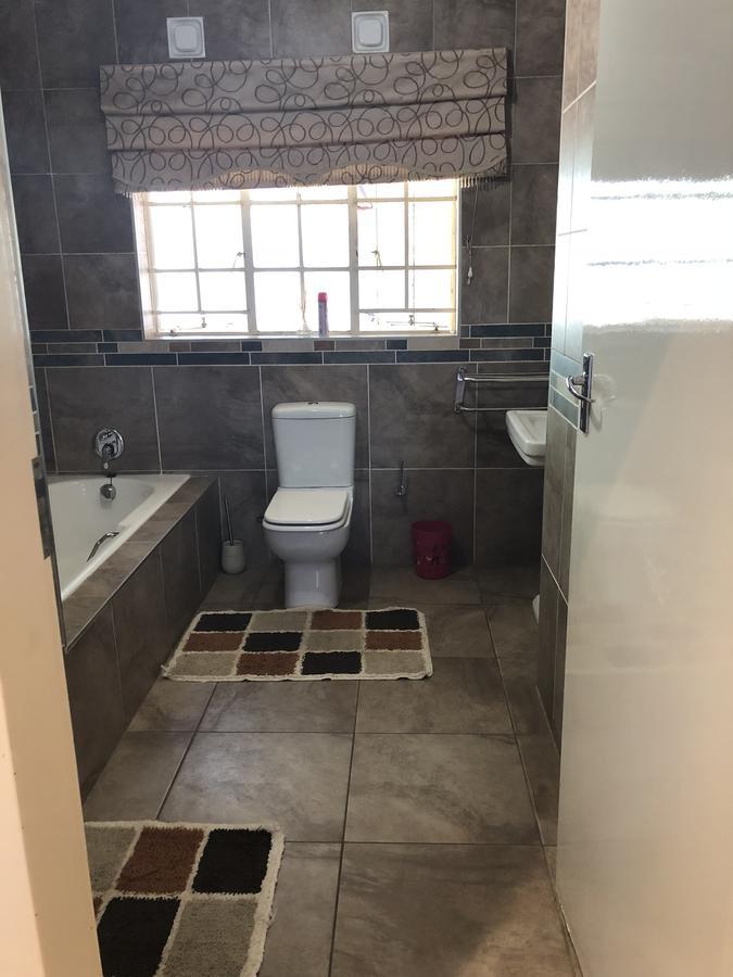 Khuvena Guesthouse Randburg Esterno foto