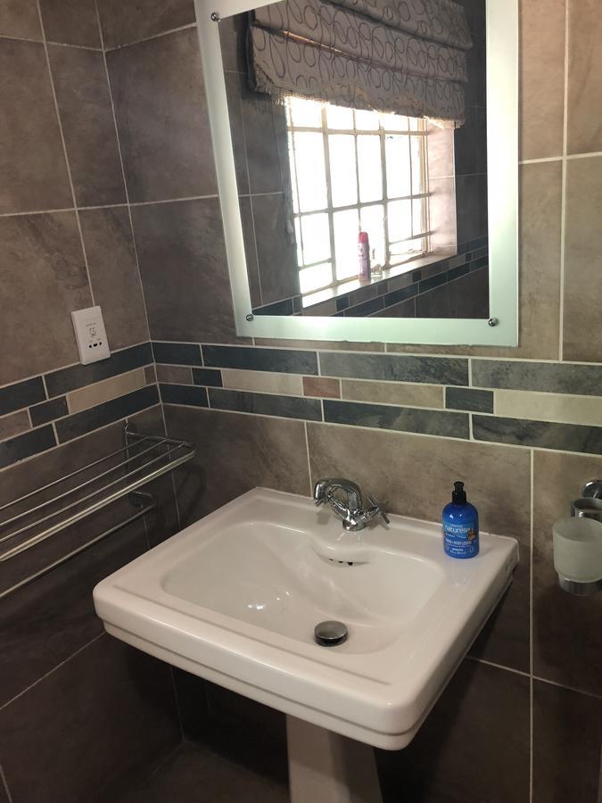 Khuvena Guesthouse Randburg Esterno foto