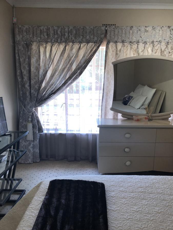 Khuvena Guesthouse Randburg Esterno foto