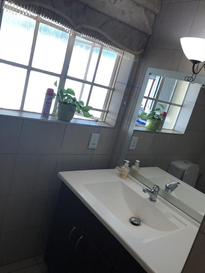 Khuvena Guesthouse Randburg Esterno foto