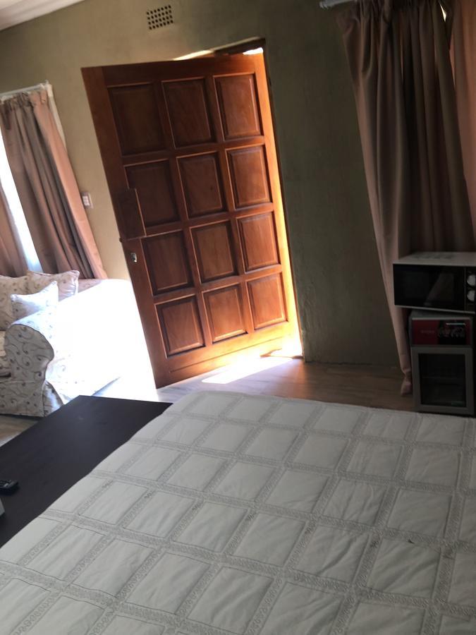 Khuvena Guesthouse Randburg Esterno foto