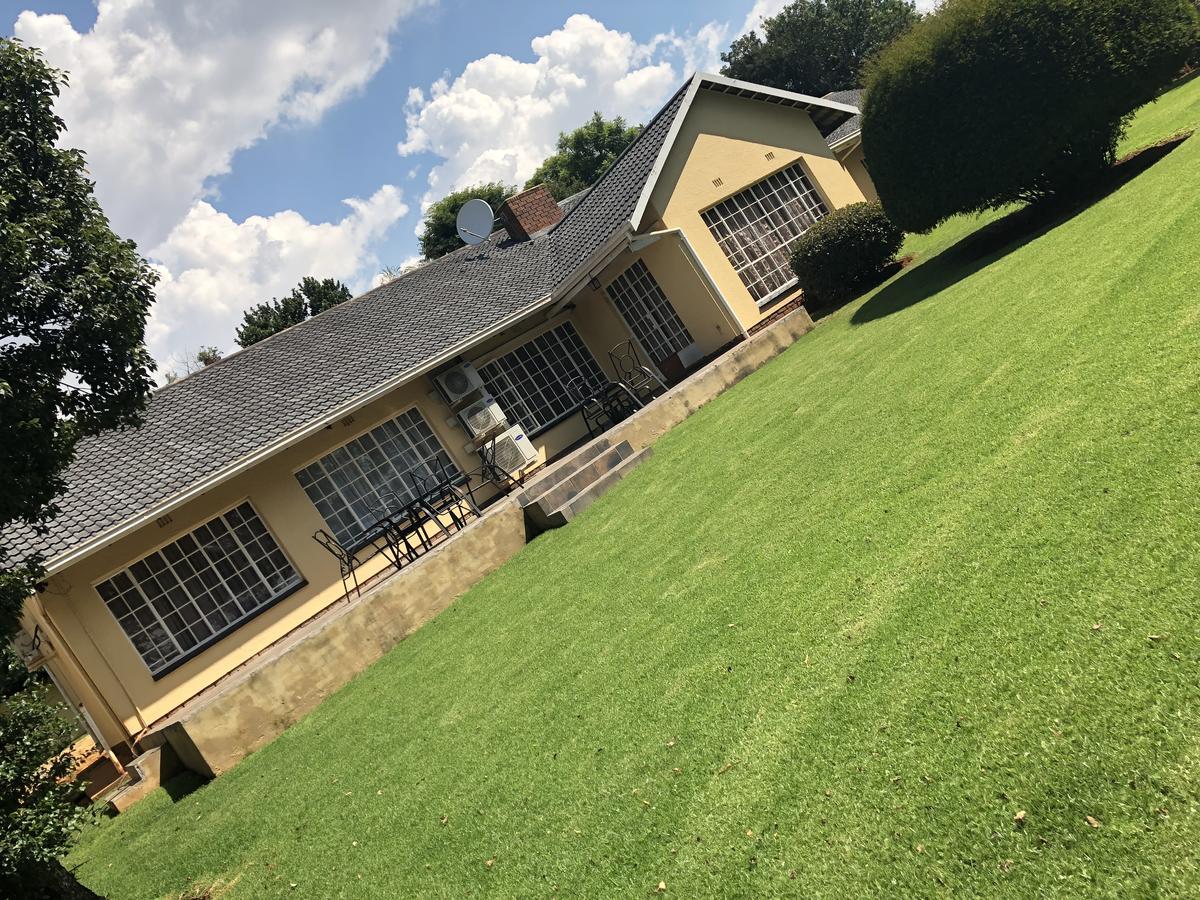 Khuvena Guesthouse Randburg Esterno foto