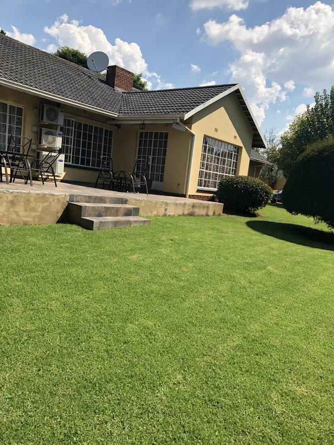 Khuvena Guesthouse Randburg Esterno foto