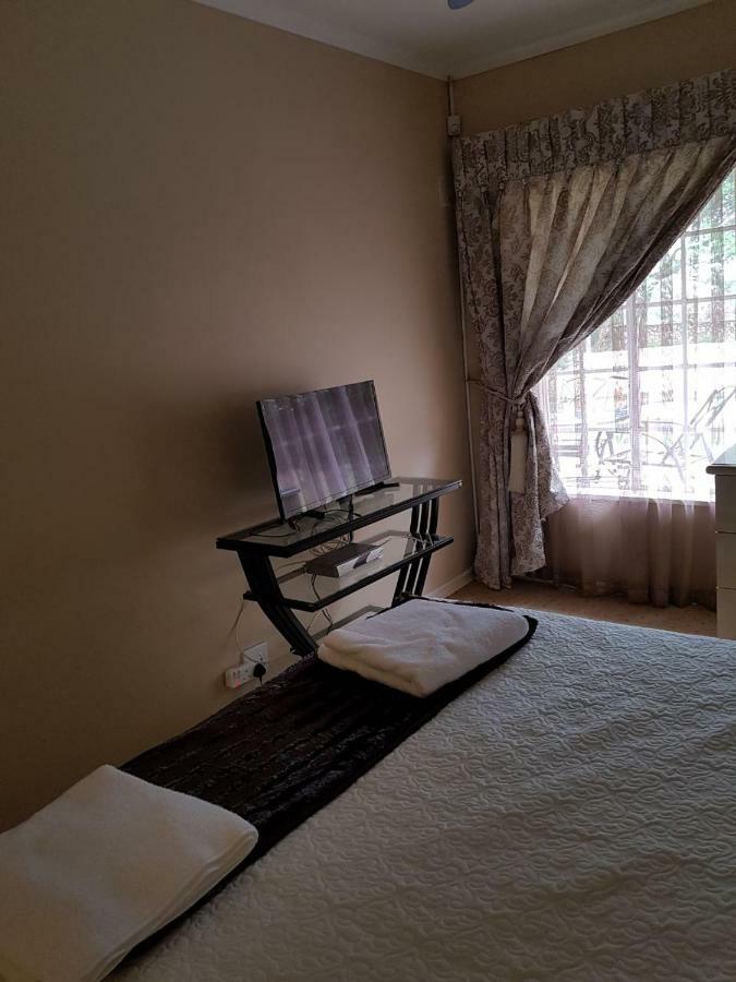 Khuvena Guesthouse Randburg Esterno foto